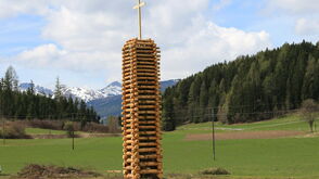 Stimmungsvoll klingt der Karsamstag im Lungau aus. Dann erhellen zahlreiche Osterfeuer die Nacht. 