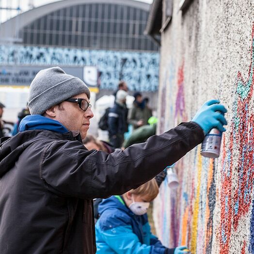 Am Donauufer kuenstlerisch verankert