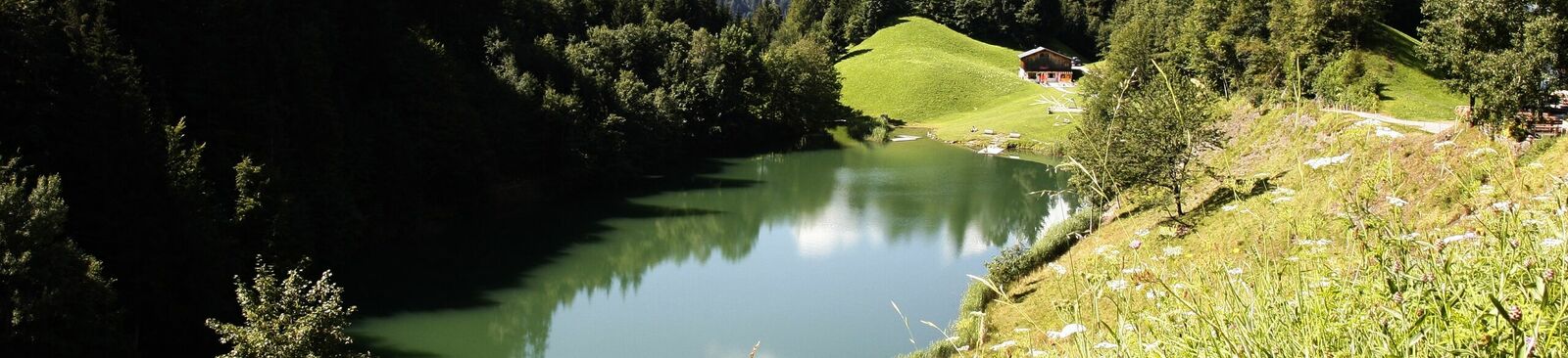 Der 1.200 Meter hoch gelegene Seewaldsee in Vorarlberg