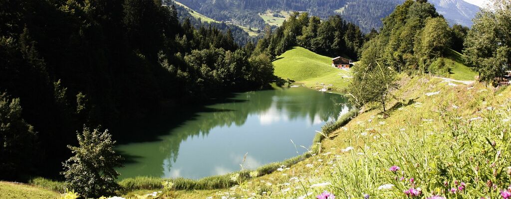Der 1.200 Meter hoch gelegene Seewaldsee in Vorarlberg