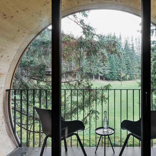 In Baumhäusern mit origineller Architektur übernachten Gäste nahe des Wirtshauses Steirereck am Pogusch.