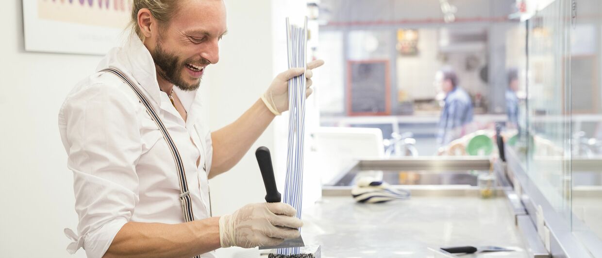 Christian Mayer in der Bonbon-Manufaktur "Zuckerlwerkstatt"