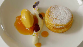 Topfenstrudelsoufflé, serviert im Landgasthaus Essl in der Wachau