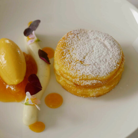 Topfenstrudelsoufflé, serviert im Landgasthaus Essl in der Wachau