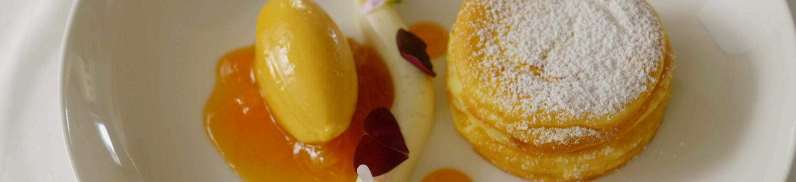 Topfenstrudelsoufflé, serviert im Landgasthaus Essl in der Wachau