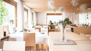 Die moderne Gaststube des Biohotel Schwanen in Bizau