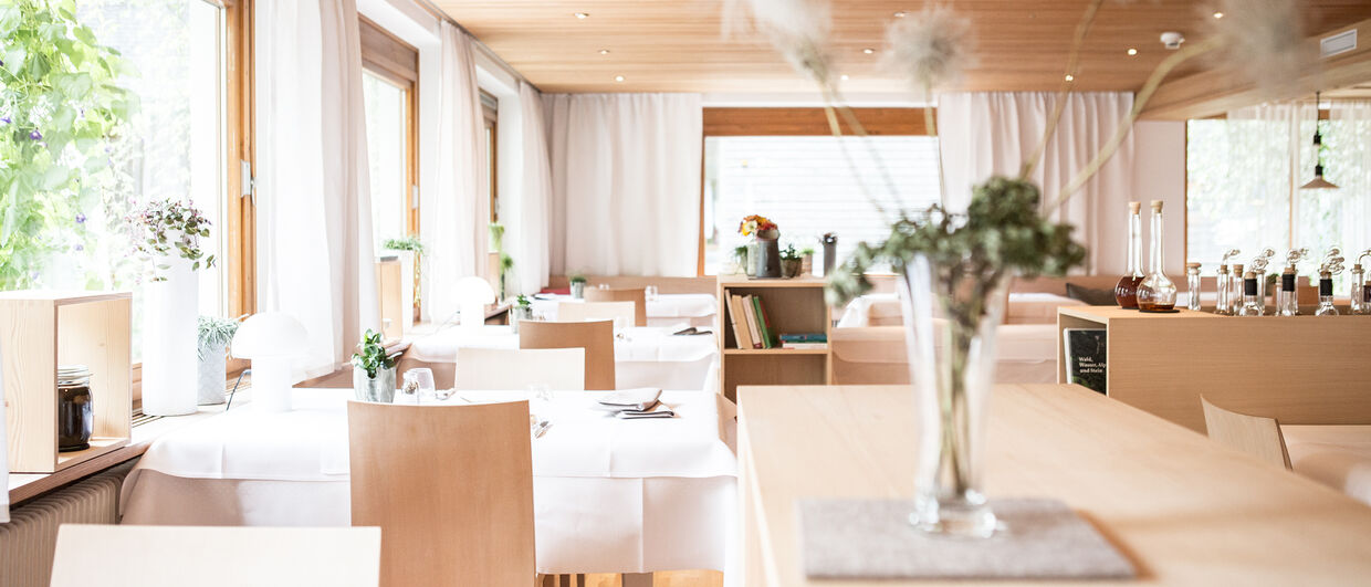 Die moderne Gaststube des Biohotel Schwanen in Bizau