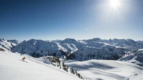 Schneesicherheit und Sonnenstunden: Skifahren in Lech Zürs am Arlberg