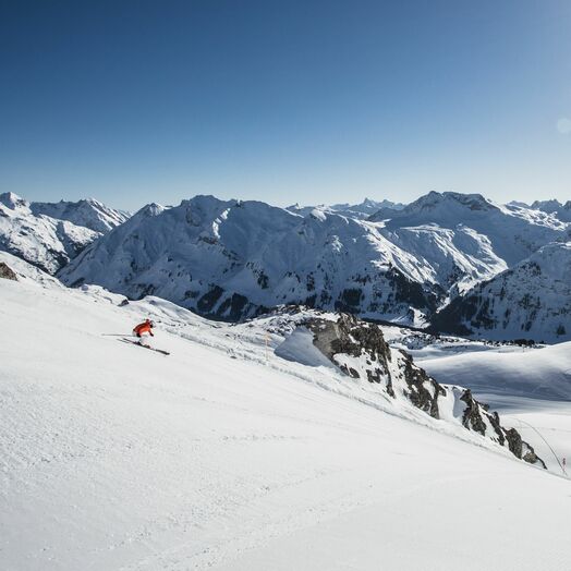 Schneesicherheit und Sonnenstunden: Skifahren in Lech Zürs am Arlberg