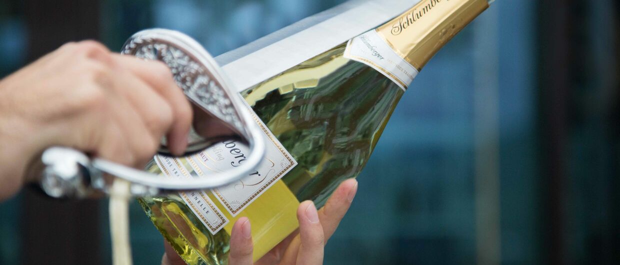  The openeing of a Schlumberger bottle with a saber 