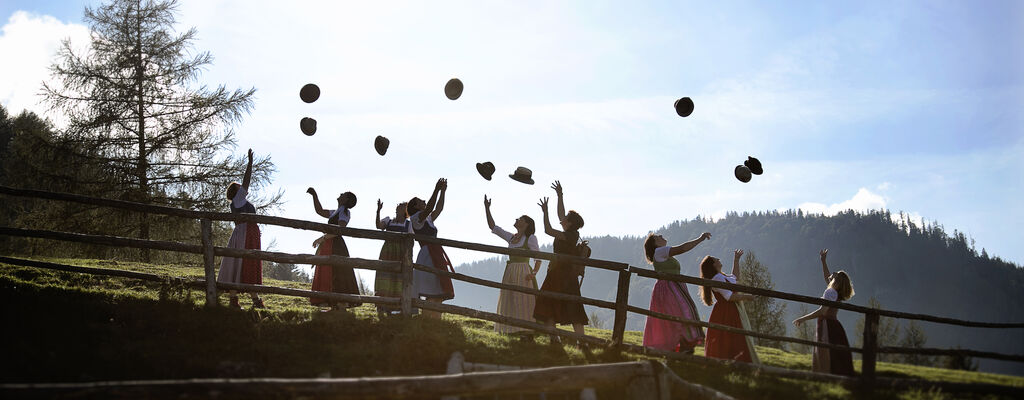 Marschieren im Dirndl