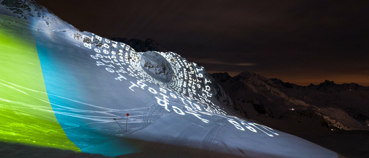 „Fantastic Gondolas“ erhellen in Lech Zürs die Winternacht