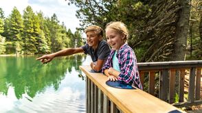 Kinder am Grünsee auf der Turracher Höhe