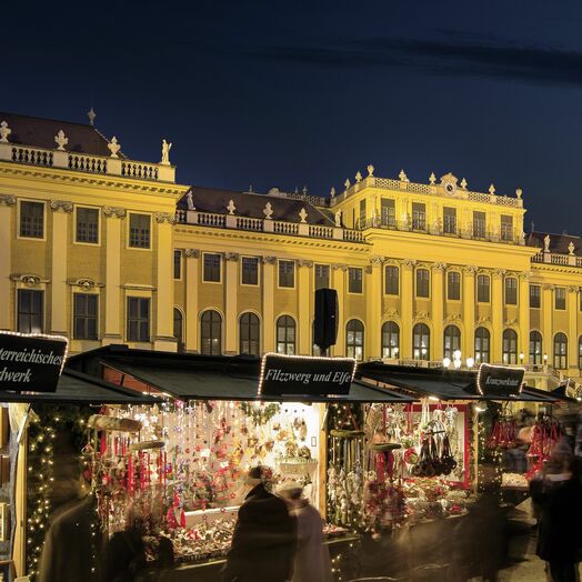 Kultur- und Weihnachtsmarkt vor dem barocken Schloss Schönbrunn