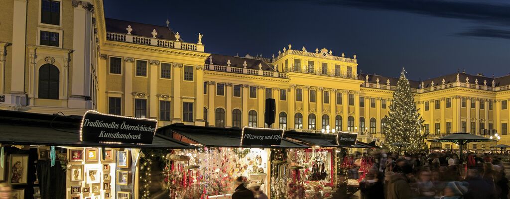 Kultur- und Weihnachtsmarkt vor dem barocken Schloss Schönbrunn