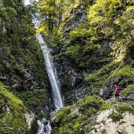 Erfrischendes Wanderziel: der Eifersbacher Wasserfall