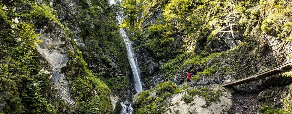 Erfrischendes Wanderziel: der Eifersbacher Wasserfall