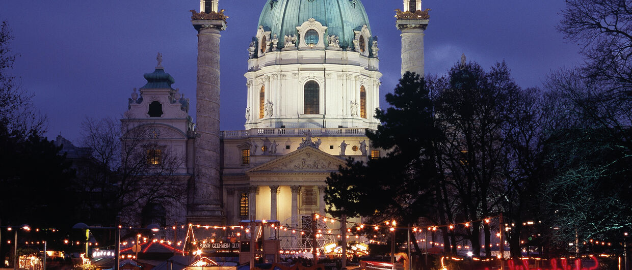 Wiener Adventmarkt vor der Karlskirche