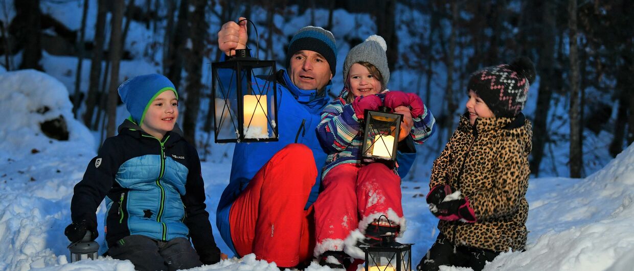 Geschichten & Gesang: Laternenwanderung mit Wanderführer Hermann entlang des Ufers der Saalach