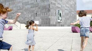 Children having fun infront of the mumok