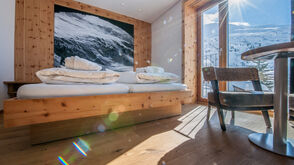 Holzmöbel und natürliche Materialien in den Zimmern des Hotel Mondschein