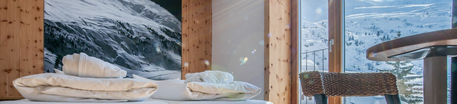 Holzmöbel und natürliche Materialien in den Zimmern des Hotel Mondschein