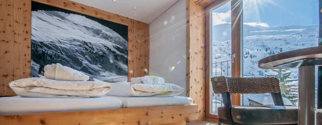 Holzmöbel und natürliche Materialien in den Zimmern des Hotel Mondschein