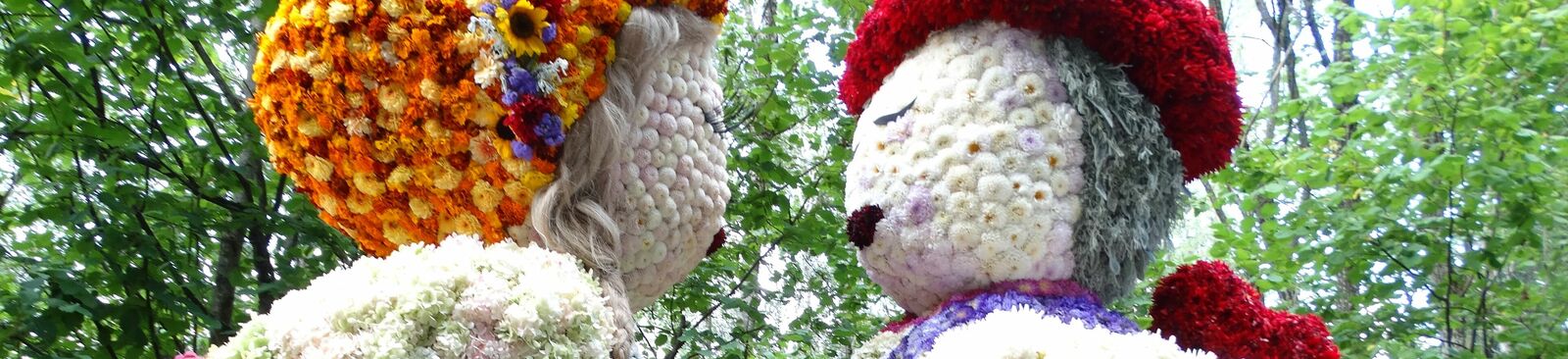 Blumenpärchen beim "Blumenkorso" an der Steirischen Blumenstraße