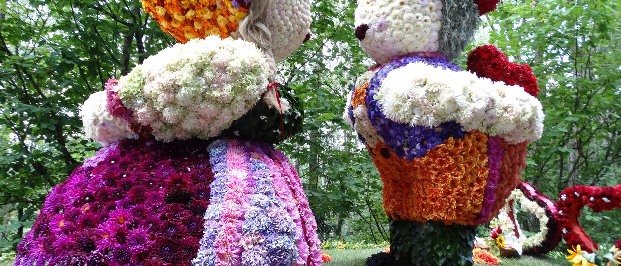 Blumenpärchen beim "Blumenkorso" an der Steirischen Blumenstraße