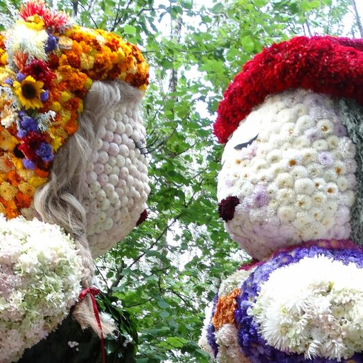 Blumenpärchen beim "Blumenkorso" an der Steirischen Blumenstraße