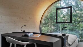In Baumhäusern mit origineller Architektur übernachten Gäste nahe des Wirtshauses Steirereck am Pogusch in der Steiermark.