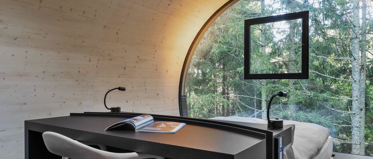 In Baumhäusern mit origineller Architektur übernachten Gäste nahe des Wirtshauses Steirereck am Pogusch in der Steiermark.