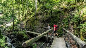 Erfrischendes Wanderziel: der Eifersbacher Wasserfall
