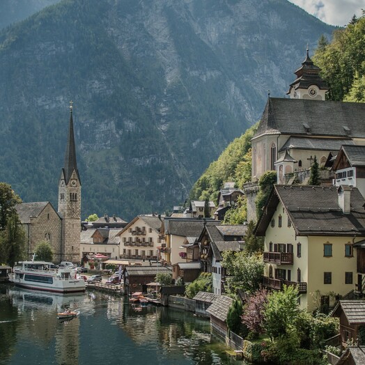 Im Herzen des Salzkammerguts liegen Hallstatt und der Hallstättersee.