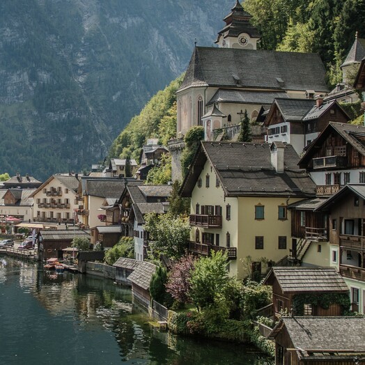 Im Herzen des Salzkammerguts liegen Hallstatt und der Hallstättersee.