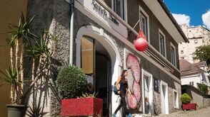 Larissa Tomassetti vor ihrem Atelier in der Künstlerstadt Gmünd