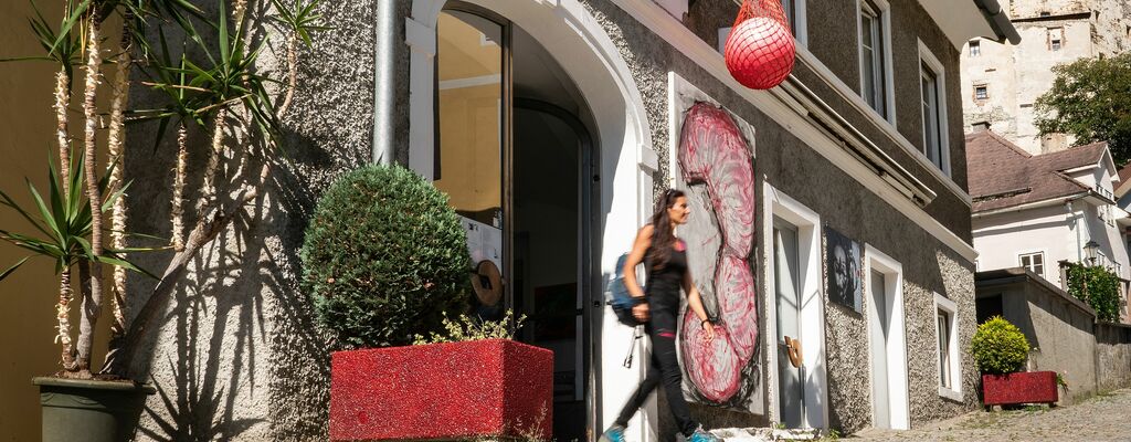 Larissa Tomassetti vor ihrem Atelier in der Künstlerstadt Gmünd