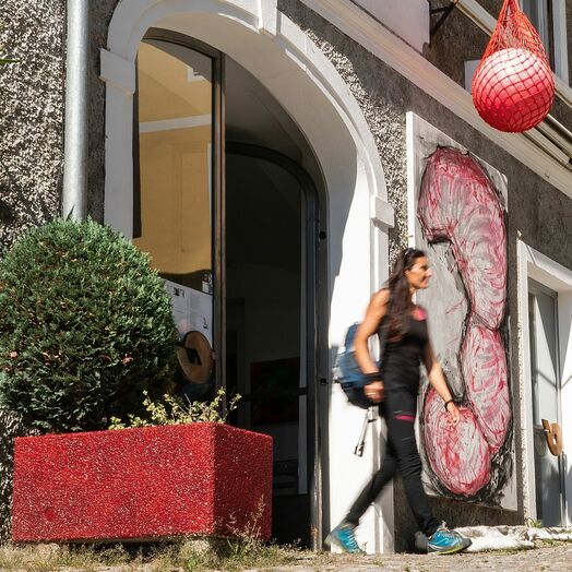 Larissa Tomassetti vor ihrem Atelier in der Künstlerstadt Gmünd