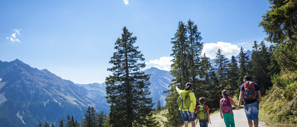 Familienwandern am Natursprünge-Weg im Brandnertal in Vorarlberg