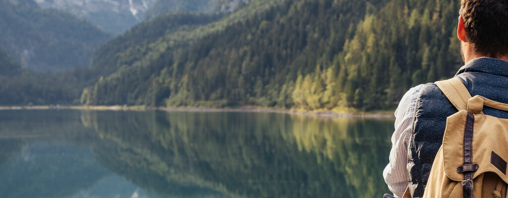 Hiking along lake Gosau 