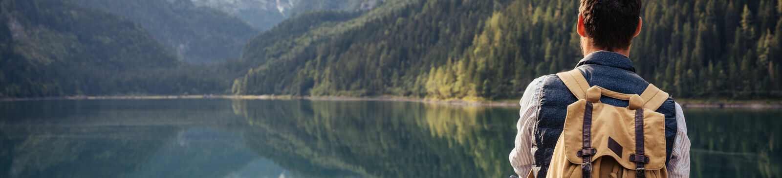 Hiking along lake Gosau 