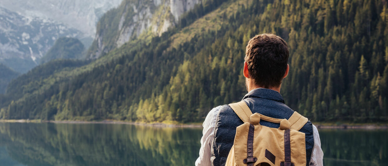 Hiking along lake Gosau 