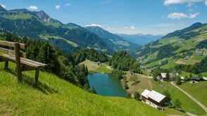 Der 1.200 Meter hoch gelegene Seewaldsee in Vorarlberg
