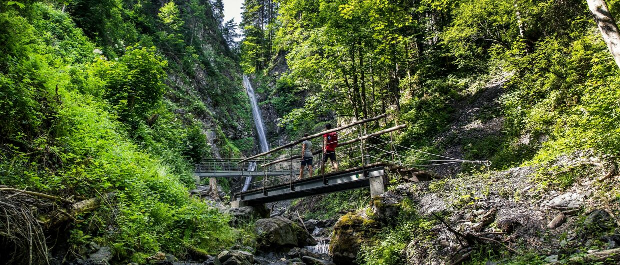 Erfrischendes Wanderziel: der Eifersbacher Wasserfall