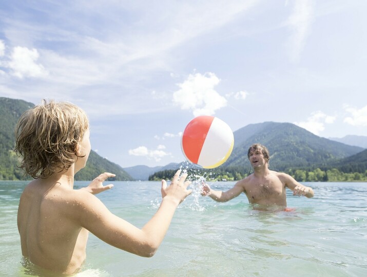 Ball spielen im Weissensee in Kärnten 