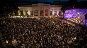Vienna Symphony Orchestra infront of the MuseumsQuartier