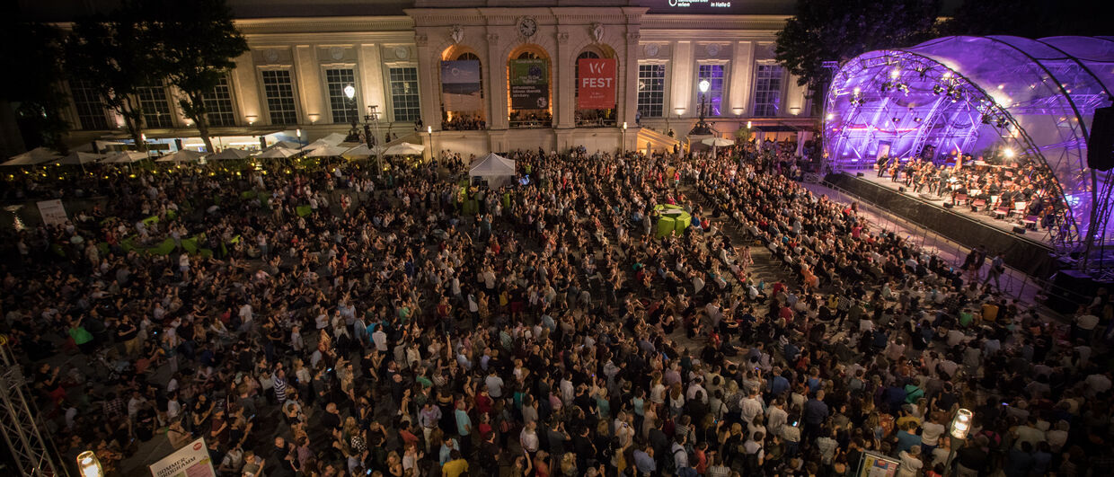 Vienna Symphony Orchestra infront of the MuseumsQuartier